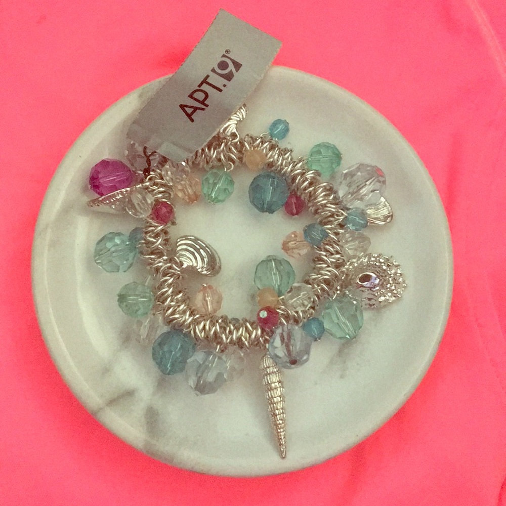 *NWT* Seashell Stretch Bracelet